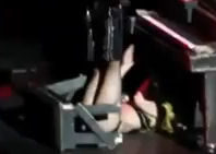 Lady Gaga pone “cara de póker” y se levanta tras aparatosa caída en un show