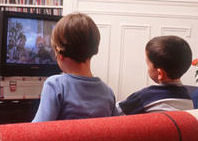Una pareja ataba a sus hijos para que vieran televisión