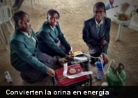 Jóvenes africanas crean máquina que convierte la orina en energía