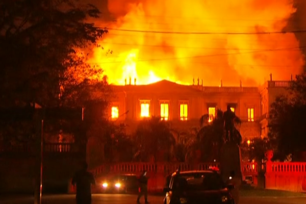 Enorme incendio destruye el Museo Nacional de Río de Janeiro