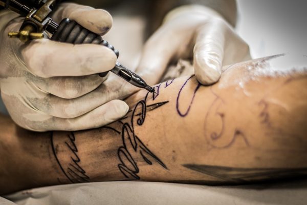 Dolor para borrar el dolor: una tatuadora dibuja una nueva vida para las víctimas de maltrato
