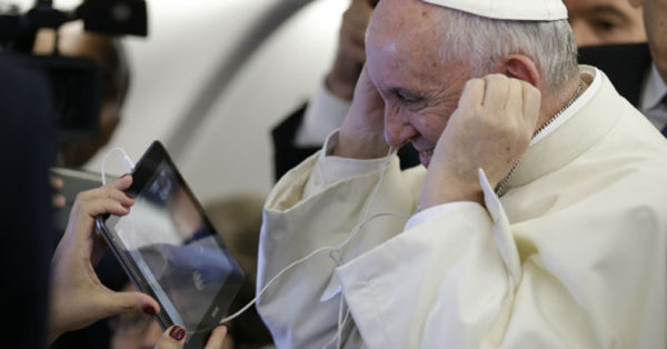 Experto del Vaticano insta al clero a aprovechar las redes sociales