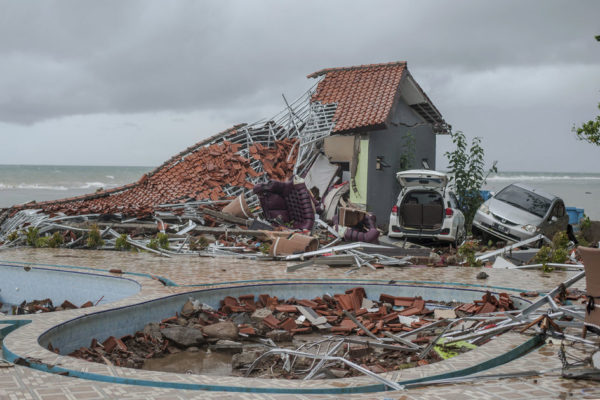 Tsunami deja 222 muertos, 843 heridos en Indonesia (+Videos)