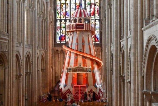 Iglesia en Inglaterra construye un tobogán gigante frente al altar
