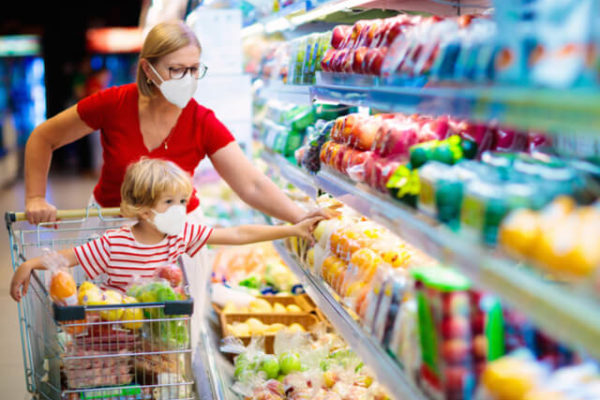 ¿Se puede transmitir la covid-19 a través de los alimentos?