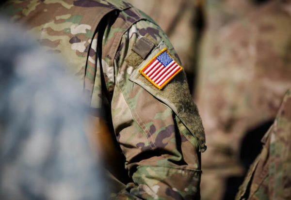 Biden anula prohibición de que transgéneros sirvan en el ejército estadounidense