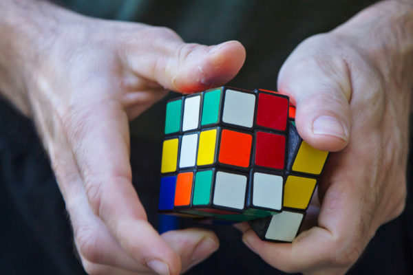 Por qué la persona más rápida del mundo en resolver un cubo de Rubik es autista
