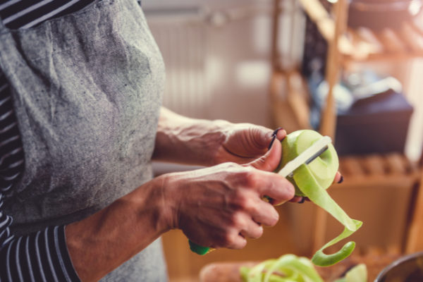 ¿Es imprescindible comer la fruta con piel para ingerir suficiente cantidad de fibra?