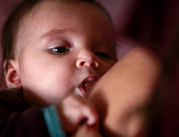 Las madres vacunadas podrían proteger a sus bebés mediante la lactancia