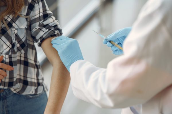 Por error médico una chica recibe seis dosis de vacuna de Pfizer en Italia