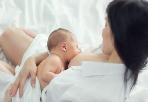 ¿Qué factores condicionan a las madres para dar o no el pecho a sus bebés?