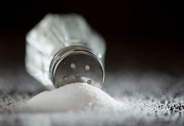 Qué tipo de sal y qué cantidad máxima deberíamos añadir a nuestros platos para disminuir sus riesgos