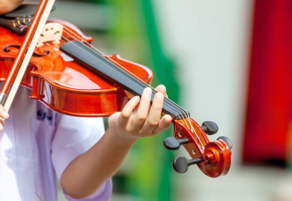 Las ventajas de aprender música tocando para otros