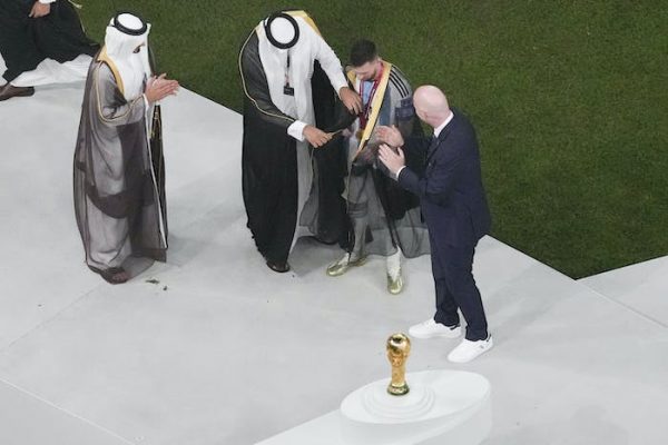 Una breve historia de la capa negra que le pusieron a Messi tras ganar el Mundial