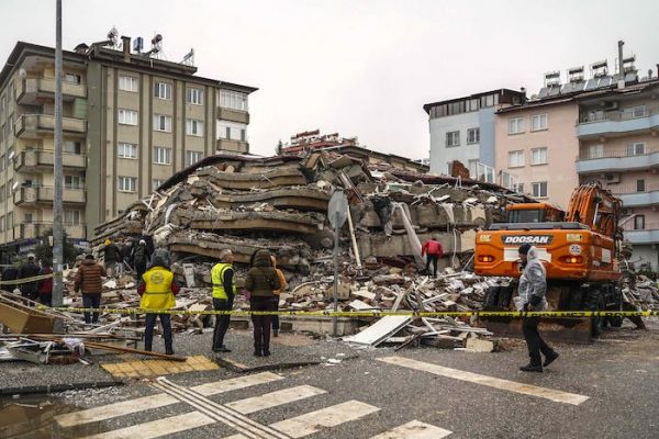 Terremoto en Turquía: ¿Por qué muchos edificios se derrumbaron como un panqueque?