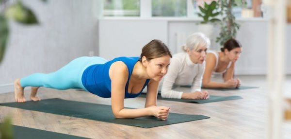 Planchas y sentadillas en la pared, los mejores ejercicios para reducir la presión arterial