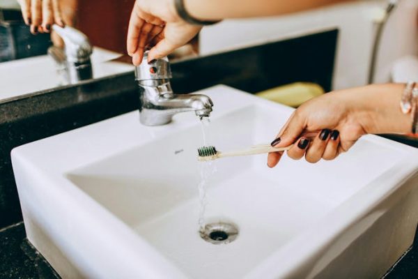 ¿Qué es más efectivo para reducir el consumo de agua, la concienciación o un incremento de las tarifas?
