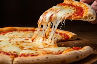 ¿Es verdad que cenar queso provoca pesadillas? La compleja relación entre la dieta y los sueños