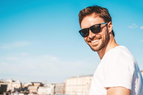 Cómo elegir los modelos de lentes para hombres jóvenes más afines a tu estilo