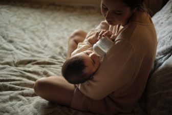 El laboratorio mexicano que elabora leche humana en polvo para salvar a los recién nacidos más vulnerables