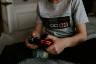 ¿Qué hacer cuando mi hijo no quiere salir porque está enganchado a los videojuegos?
