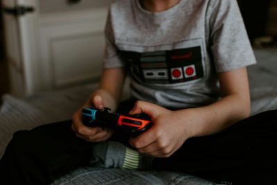 ¿Qué hacer cuando mi hijo no quiere salir porque está enganchado a los videojuegos?