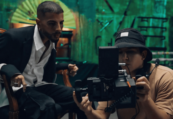 Rauw Alejandro graba su nuevo videoclip solo con el iPhone 17 Pro