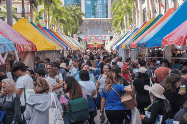 Feria del libro de Miami 2025: Julia Navarro, María Dueñas, Wendy Guerra y el noir que te va a enganchar