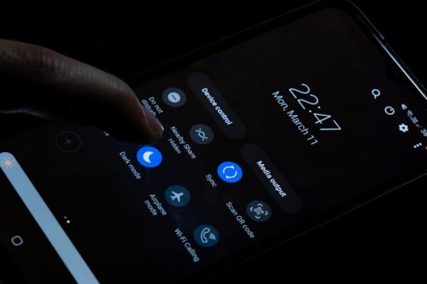 Pantalla en modo claro o modo oscuro: ¿una cuestión estética o algo más profundo?
