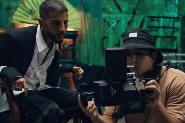 Rauw Alejandro graba su nuevo videoclip solo con el iPhone 17 Pro