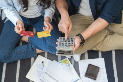 Hombres y mujeres no saben lo mismo sobre finanzas, ¿por qué?