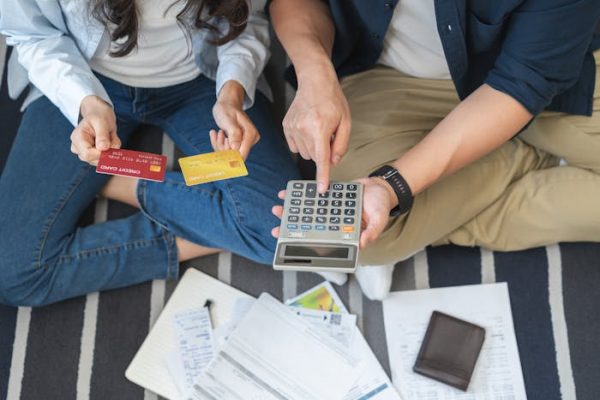 Hombres y mujeres no saben lo mismo sobre finanzas, ¿por qué?