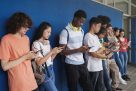 Un análisis en 43 países revela que los jóvenes de entornos desfavorecidos son más vulnerables a los riesgos de las redes sociales