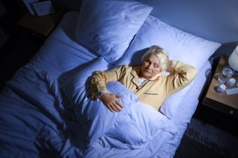 Luz matutina y otros trucos para que la edad no nos quite el sueño