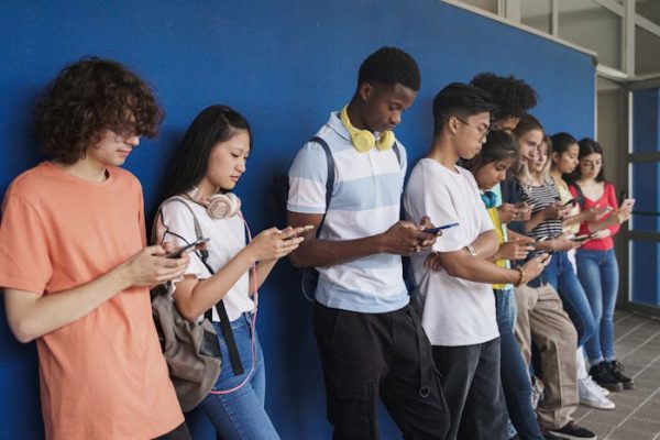Un análisis en 43 países revela que los jóvenes de entornos desfavorecidos son más vulnerables a los riesgos de las redes sociales