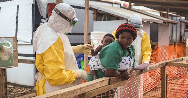 Diez factores que facilitan la veloz propagación actual del ébola